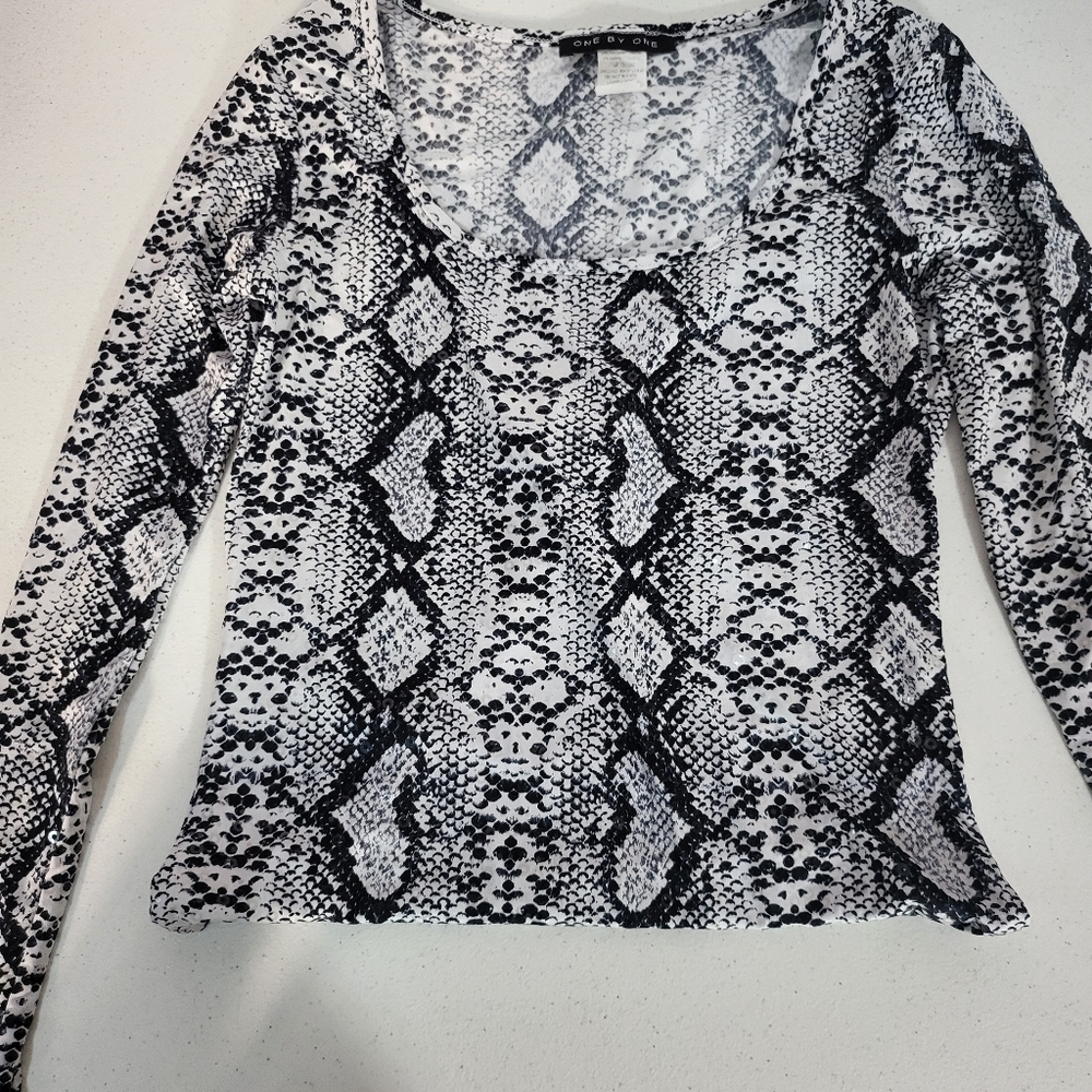 One By One Women's Snakeskin Pattern Long Sleeve‎ Top Size S